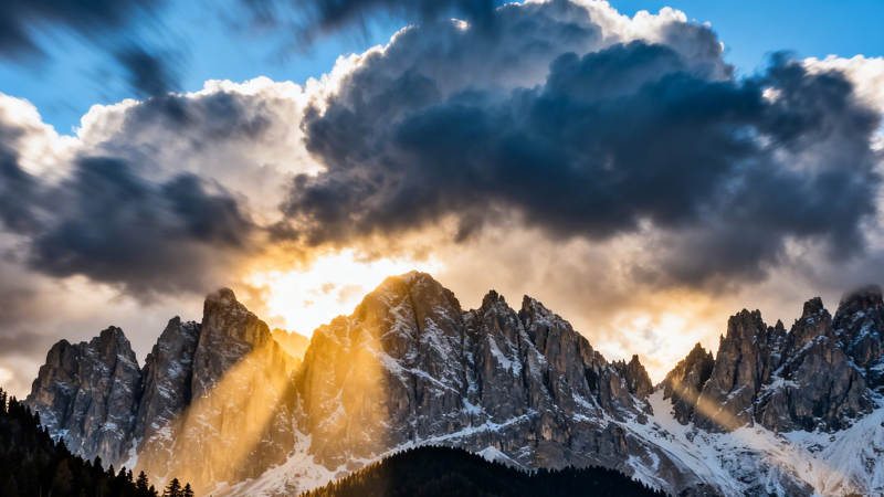 雪山金光穿云隙图片