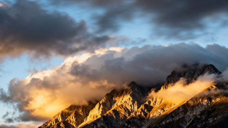 金光穿云 山峦披霞图片