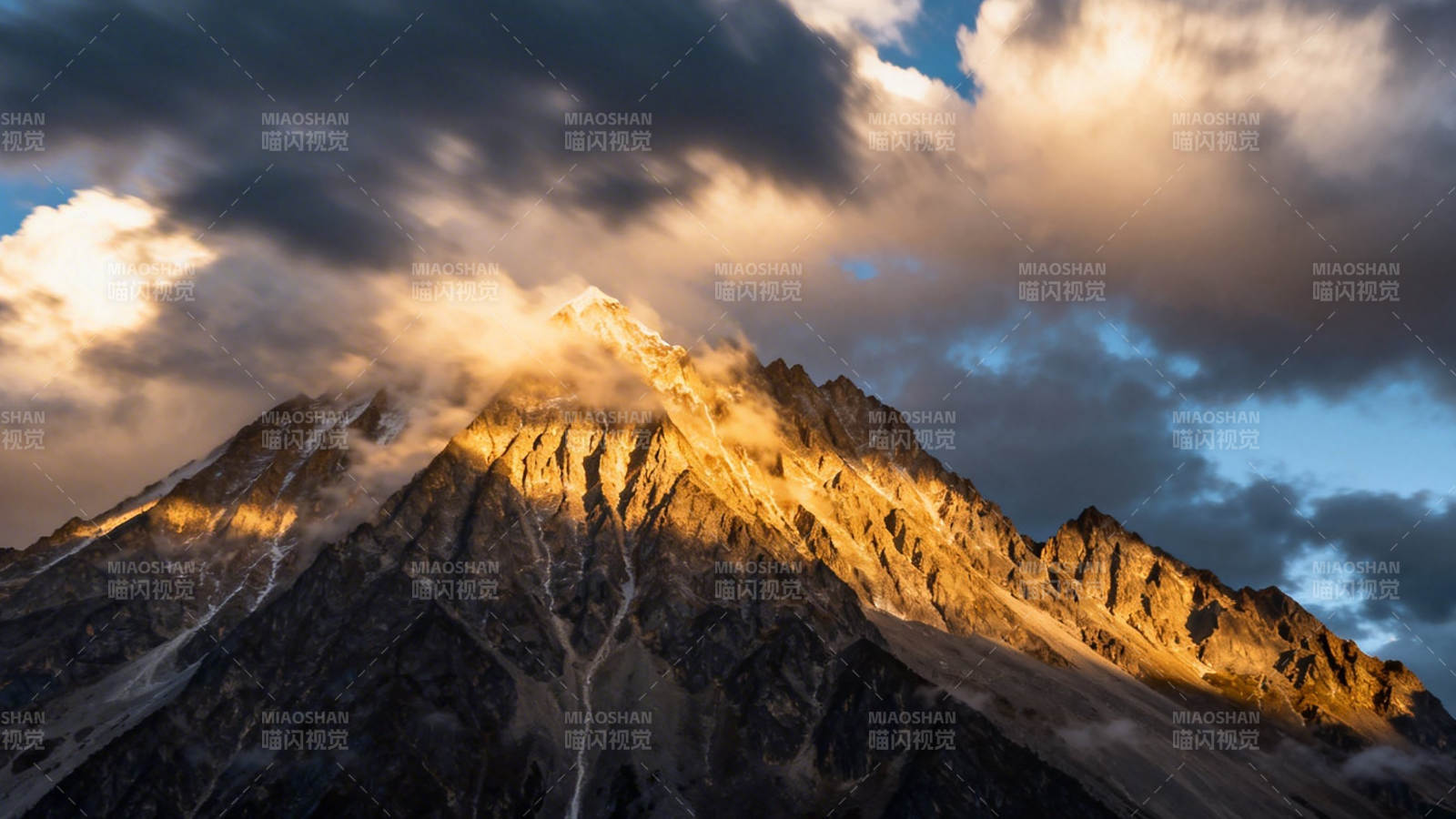 金光穿云照雪山图片