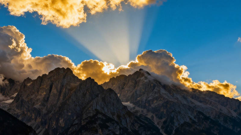 金光穿云照雪山图片