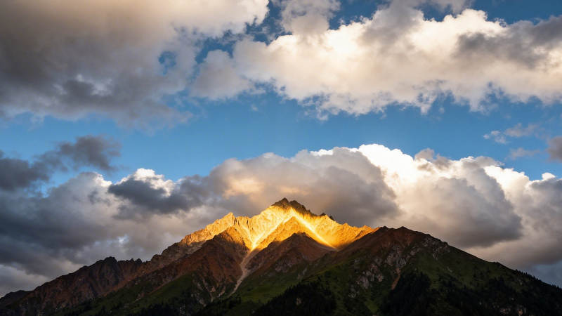 金山云影 峰峦映霞光图片