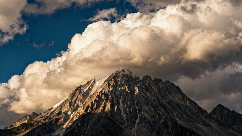 云涌峰顶 金光破晓图片