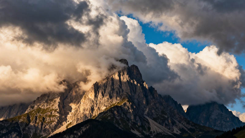 云绕峰峦 光影壮丽图片