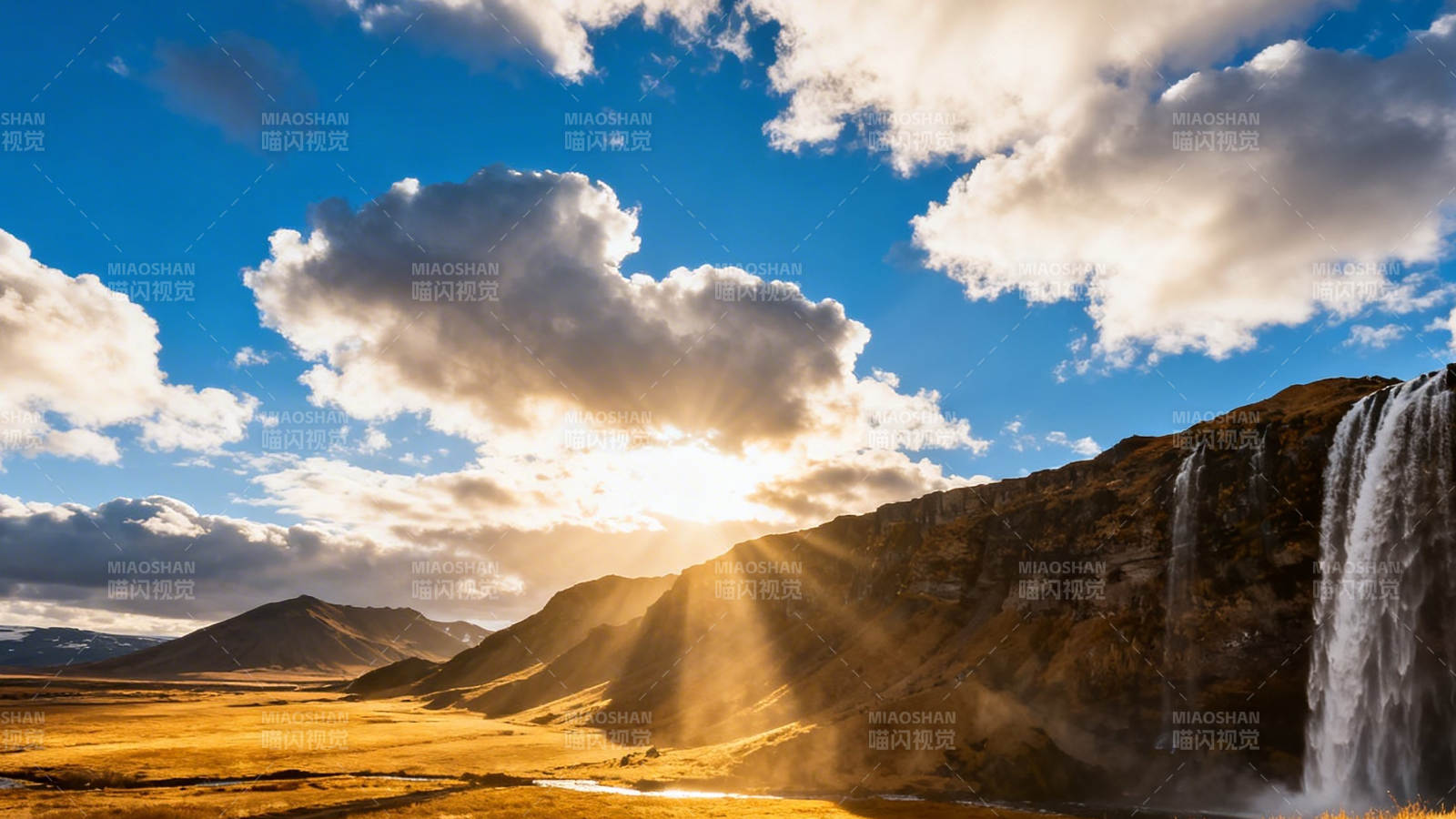 夕阳瀑布 金光洒山河图片