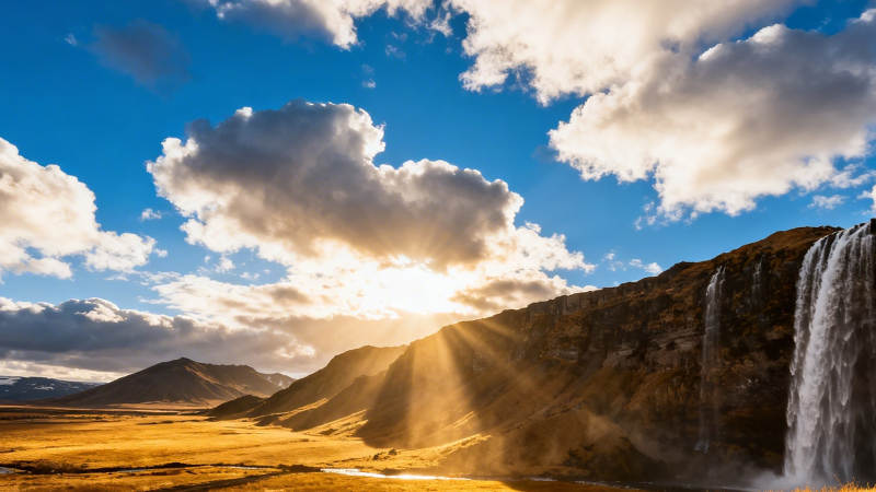 夕阳瀑布 金光洒山河图片