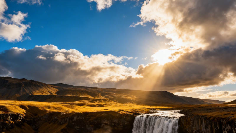 夕阳瀑布 金光穿云图片