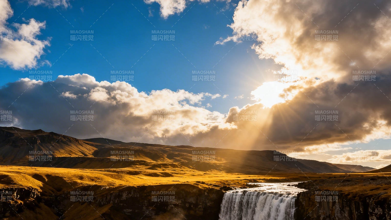 夕阳瀑布 金光穿云图片