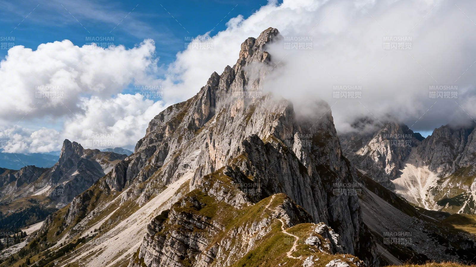 云雾缭绕的险峻山峰图片