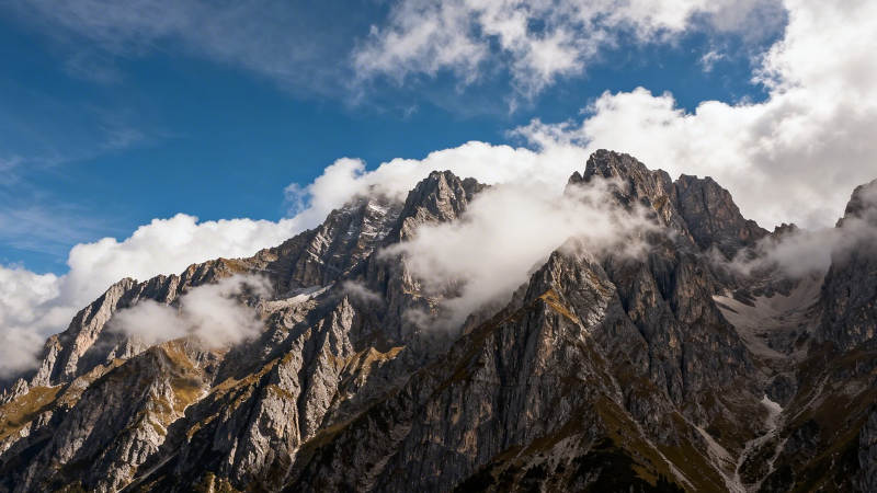 云绕峻岭 天高石险图片