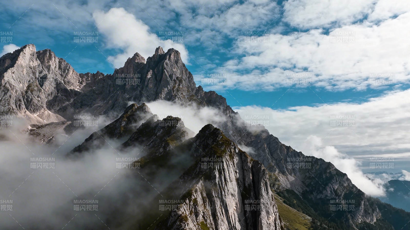 云海绕峰 山势巍峨图片