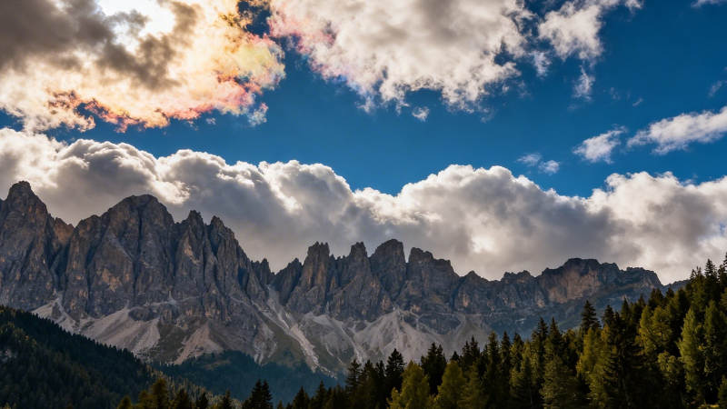 云峰叠嶂 松林映霞光图片