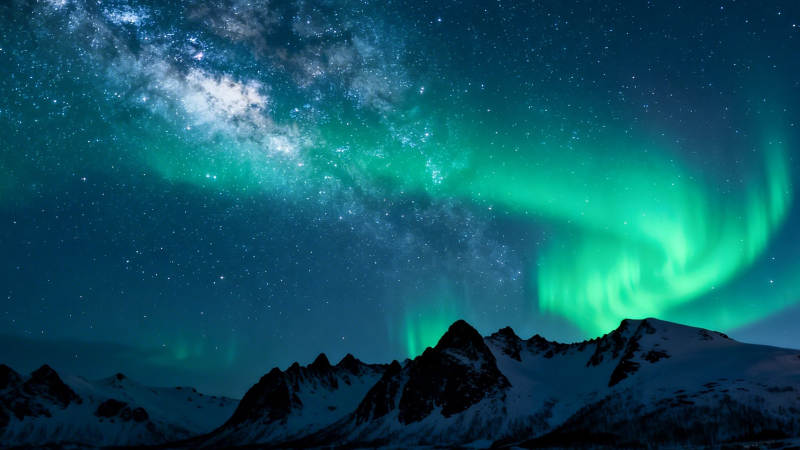 极光银河映雪山图片