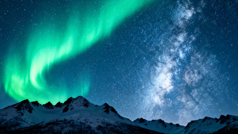 极光银河映雪山图片