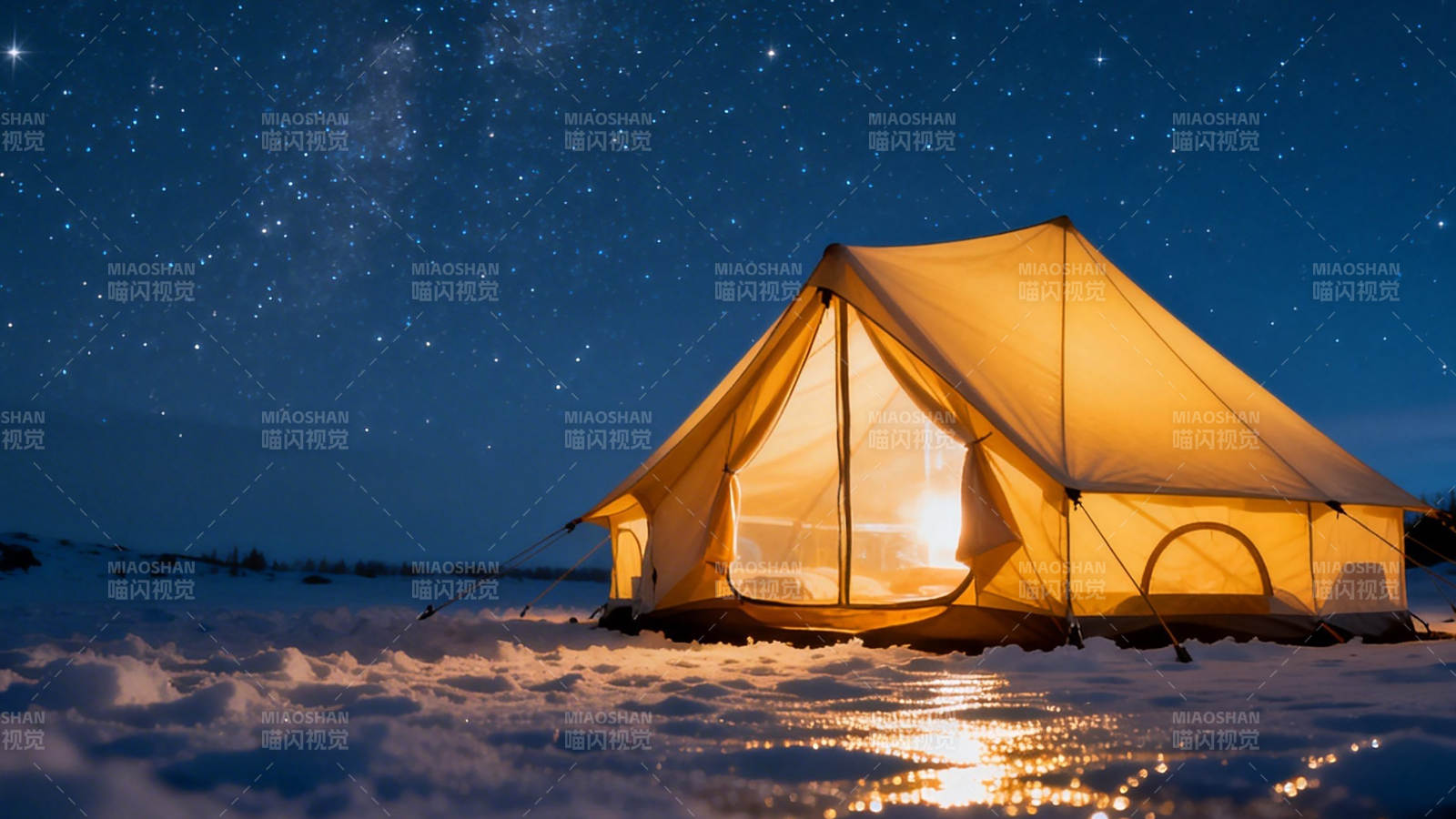 雪夜星空下的温暖帐篷图片