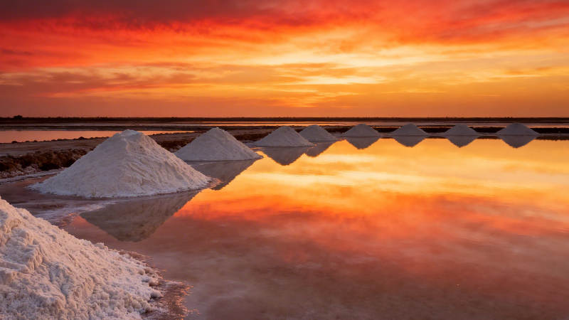 盐田夕照 白盐映霞光图片