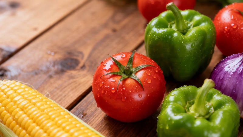 新鲜蔬果摆木桌 色彩诱人图片