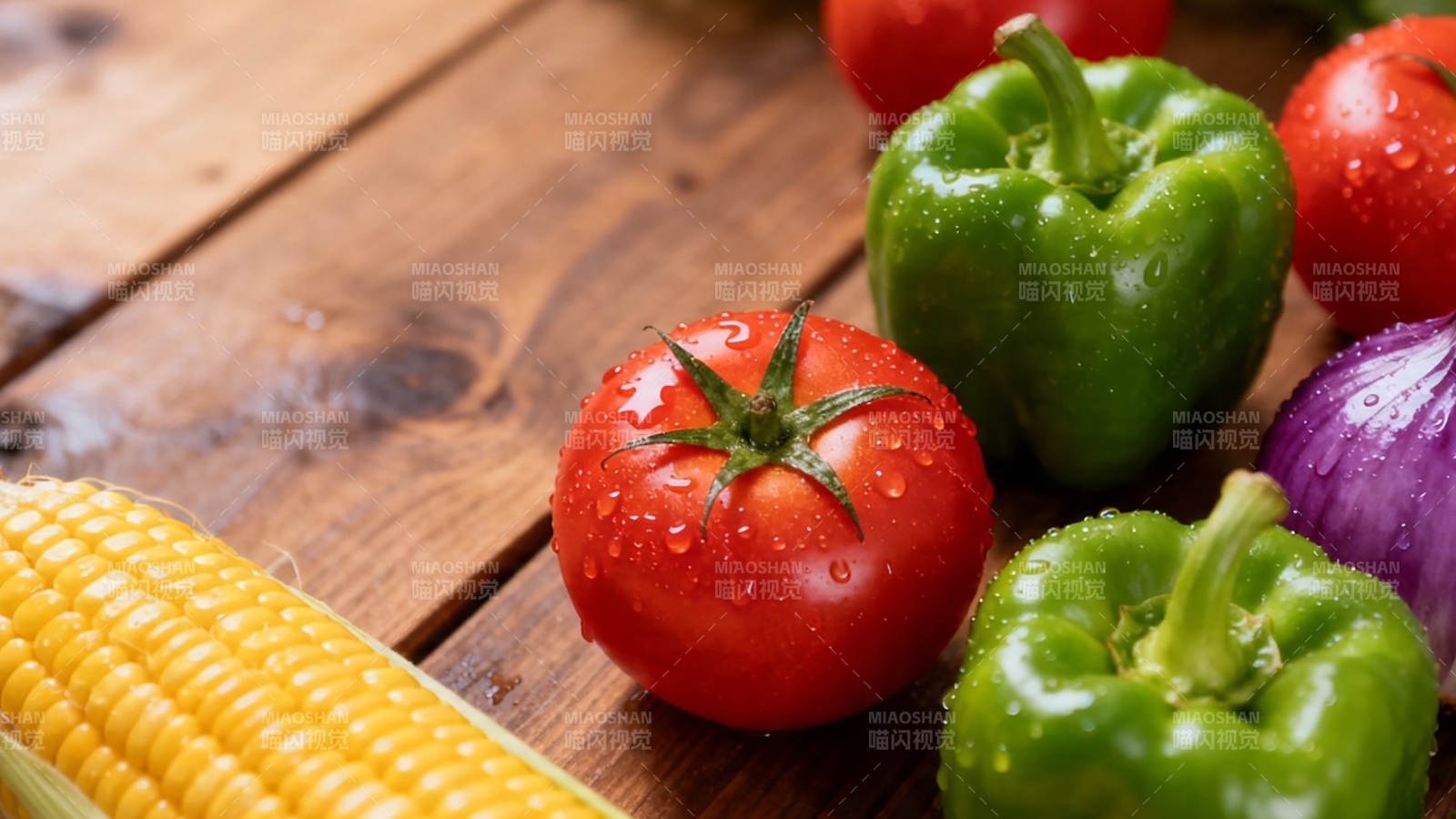 新鲜蔬果摆木桌 色彩诱人图片