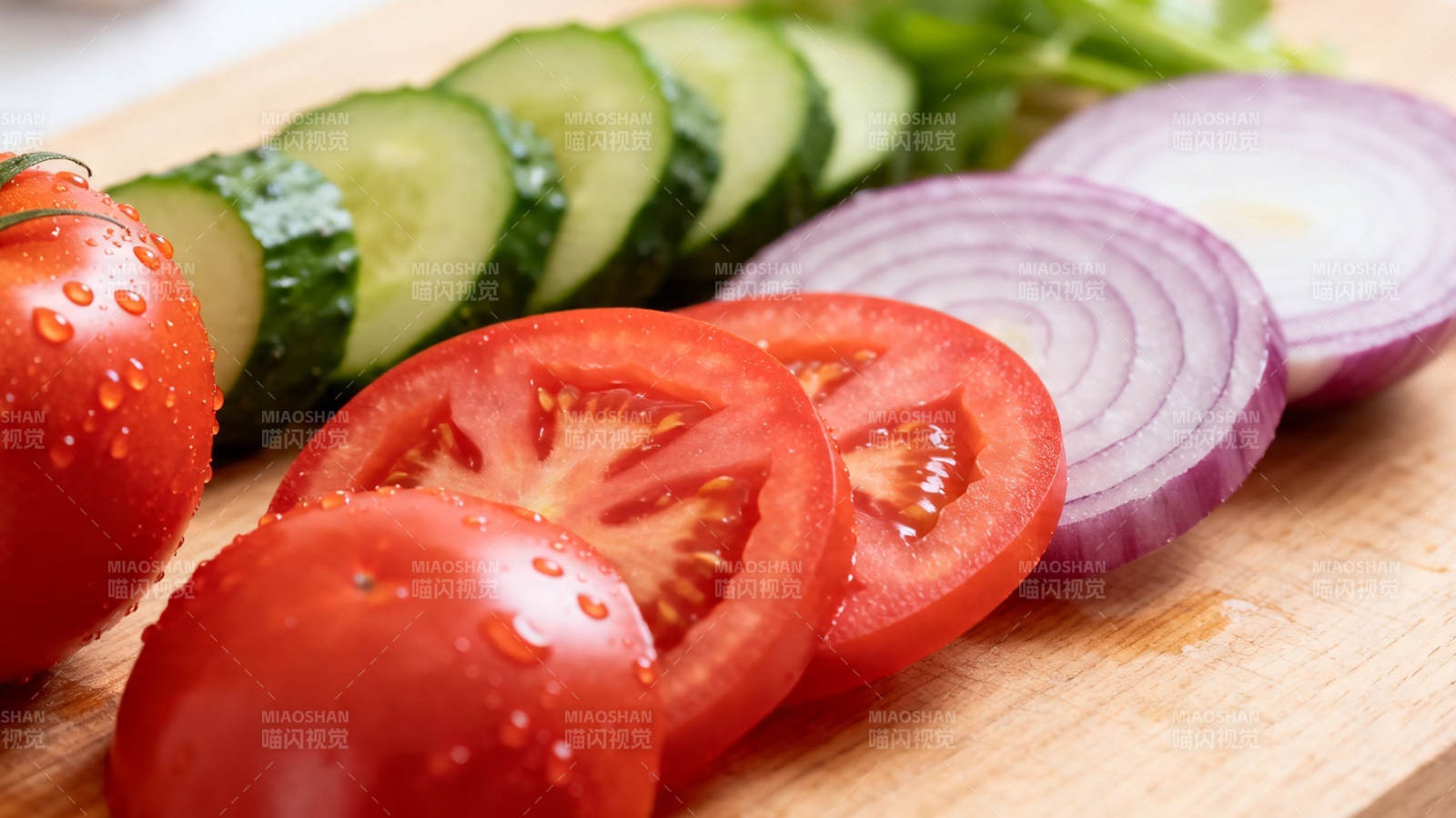 新鲜蔬菜切片待烹图片