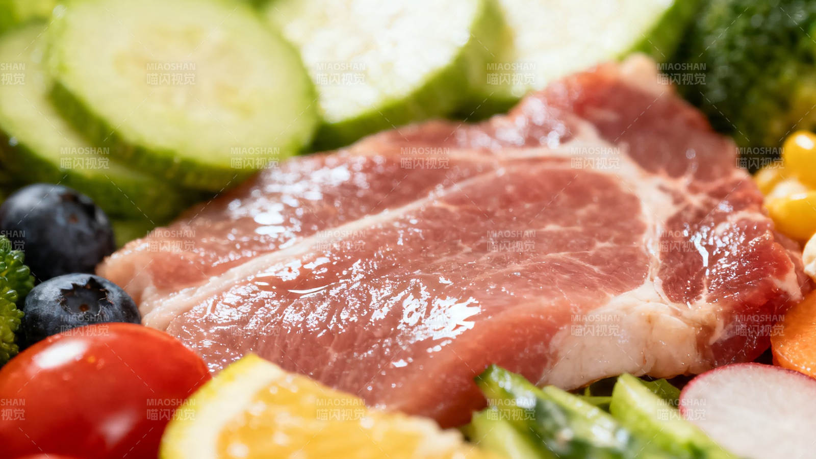 生肉配鲜蔬 健康好搭配图片