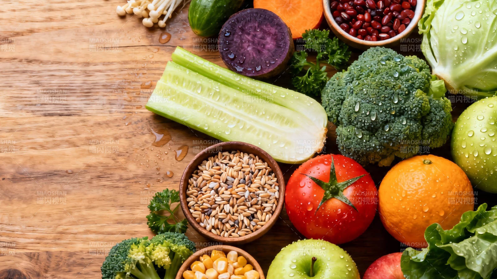 新鲜蔬果谷物健康餐盘图片