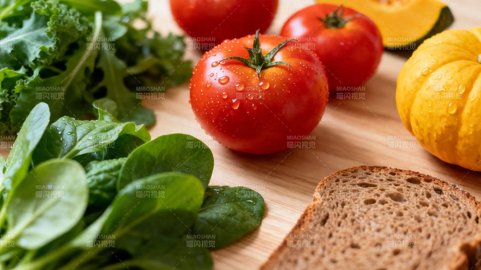 新鲜蔬果与全麦面包图片