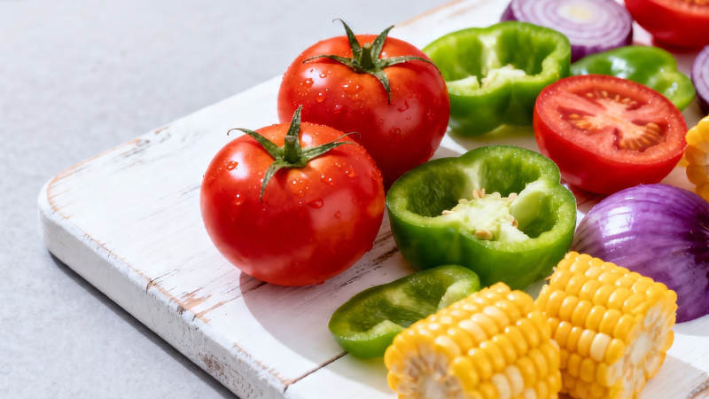 新鲜蔬菜拼盘 番茄玉米青椒洋葱图片