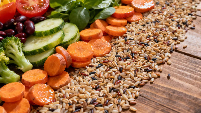 五谷杂粮配鲜蔬 健康餐盘图片