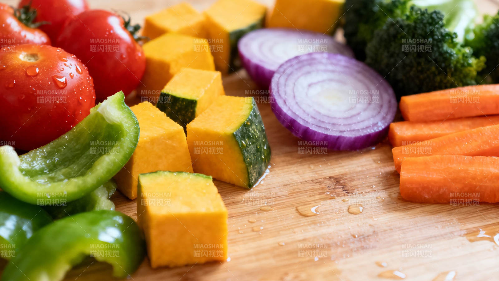 新鲜蔬菜切块待烹饪图片