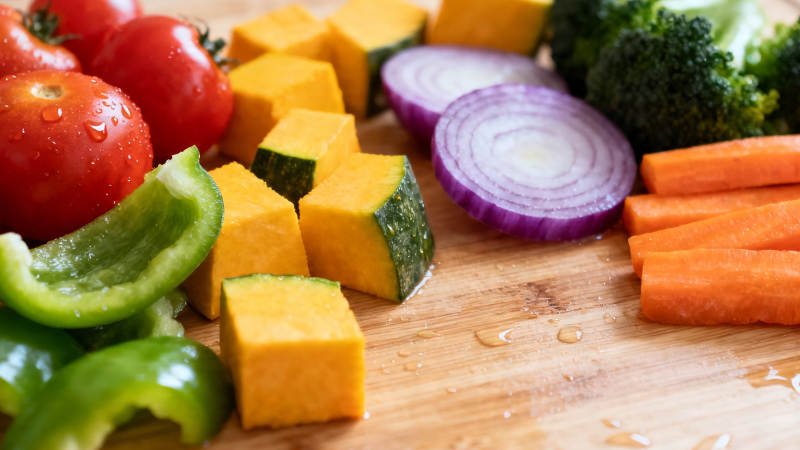新鲜蔬菜切块待烹饪图片