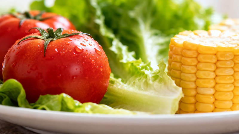 新鲜蔬果拼盘 番茄玉米生菜图片
