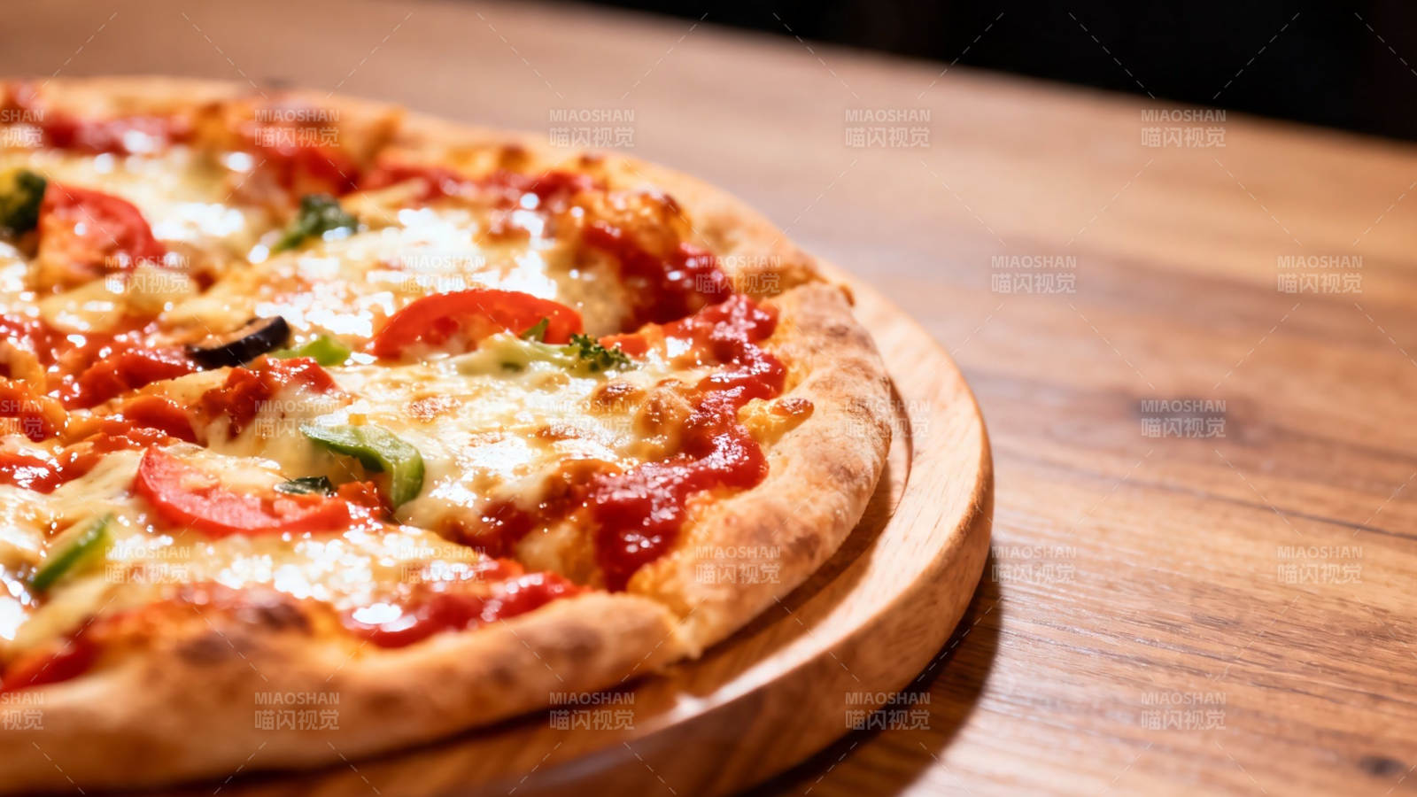 木盘上的美味披萨图片