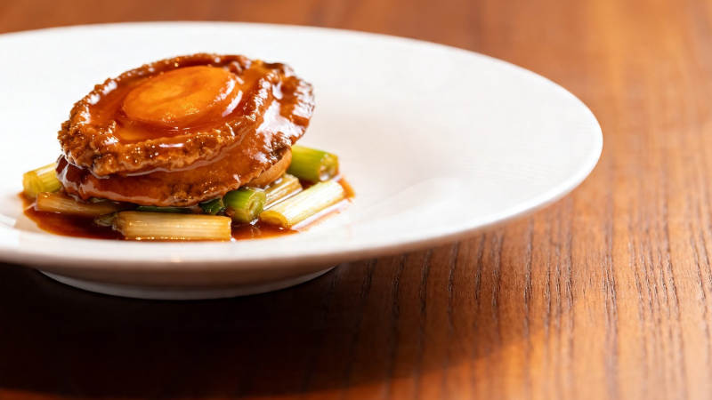 鲍鱼配葱段 酱汁浓郁香图片