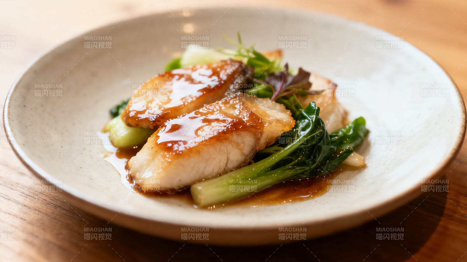 香煎鱼配青菜 酱汁诱人图片