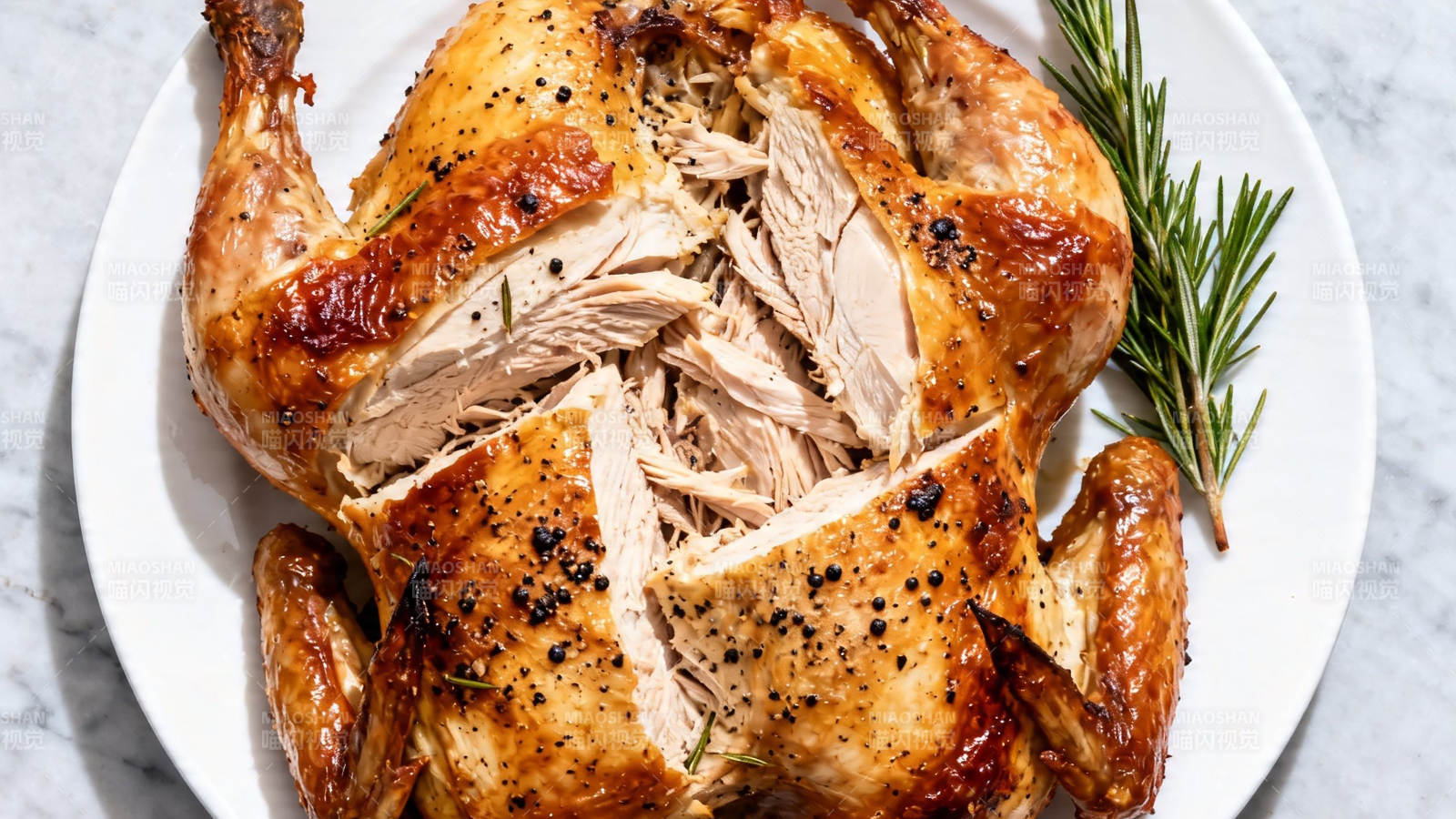 烤鸡金黄香嫩 配迷迭香图片