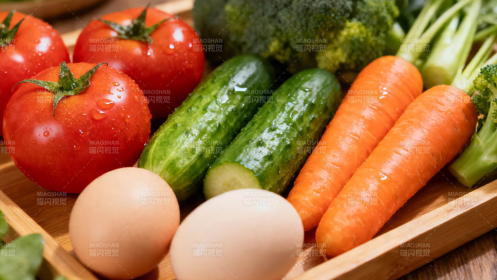 新鲜蔬果鸡蛋摆盘特写图片