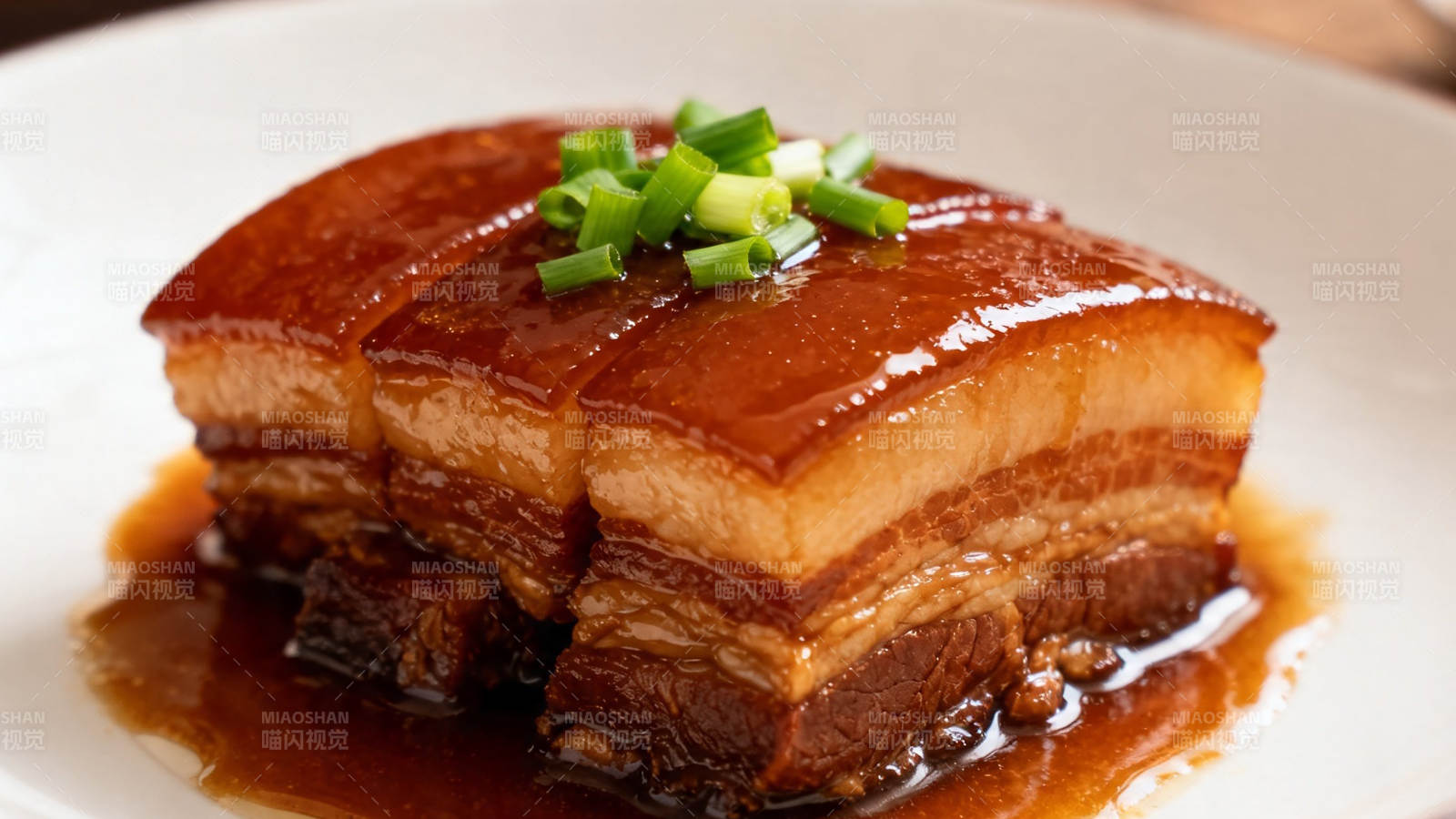 红烧肉配青葱 色泽诱人图片