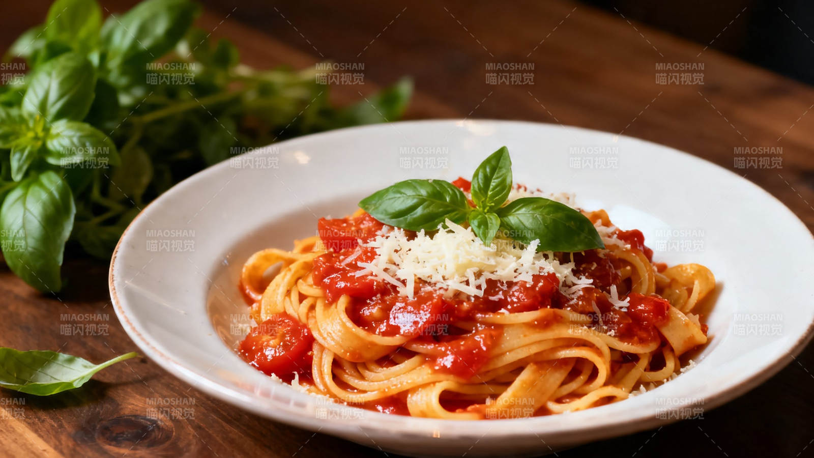 意面配番茄酱与罗勒叶图片