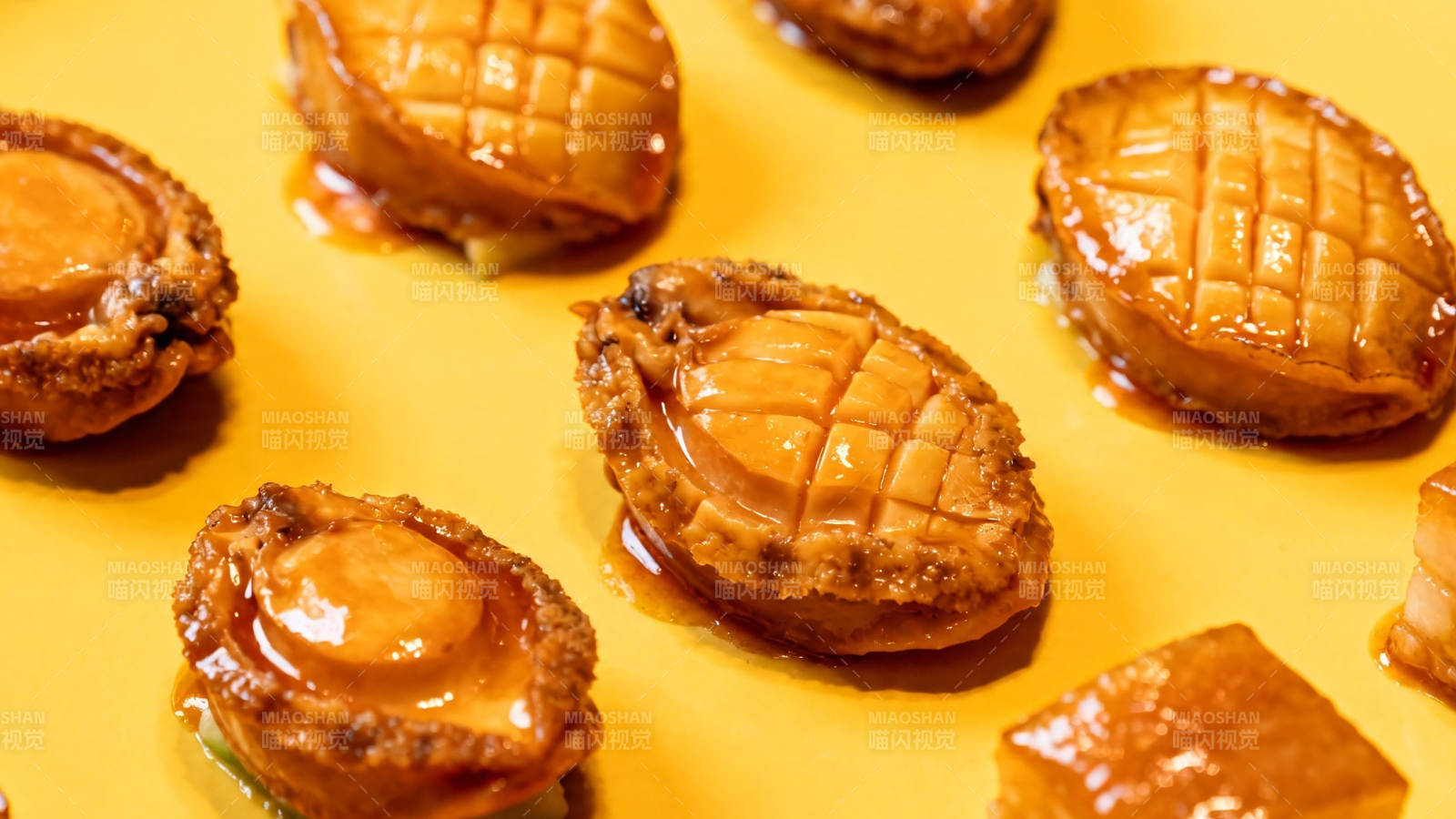 鲍鱼盛宴 金黄诱人图片