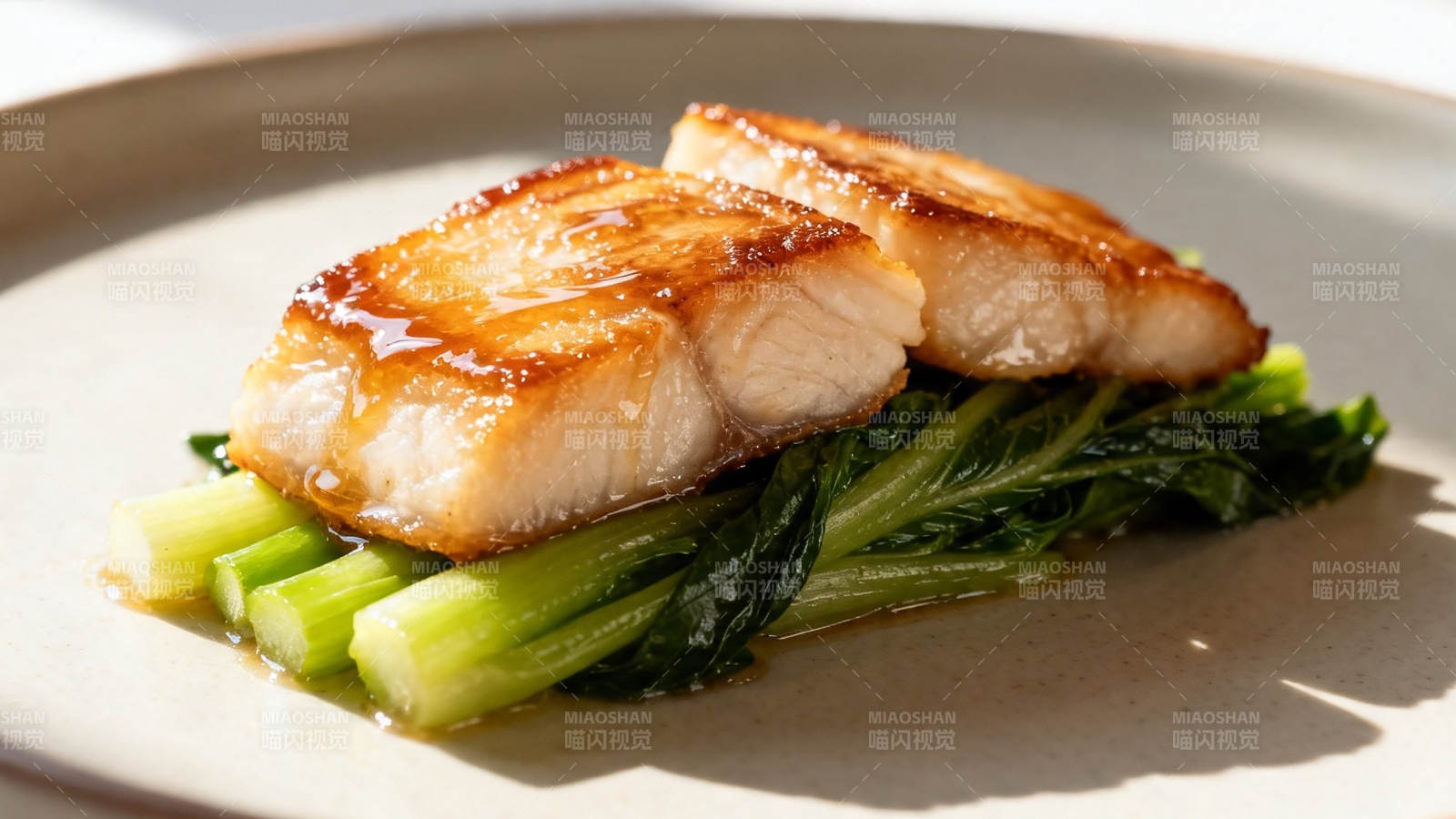 香煎鱼配青菜 色泽诱人图片