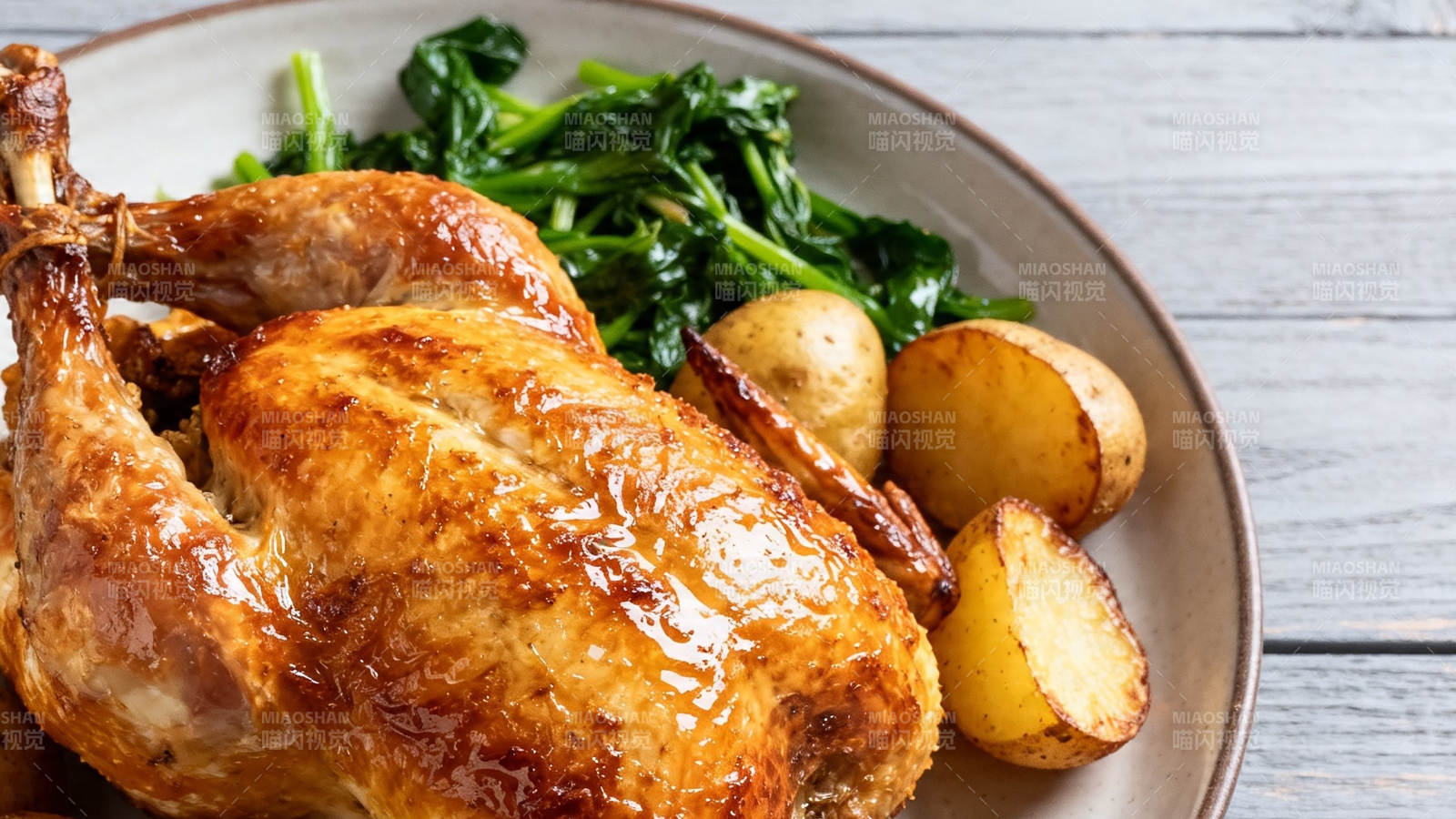 烤鸡配土豆青菜图片