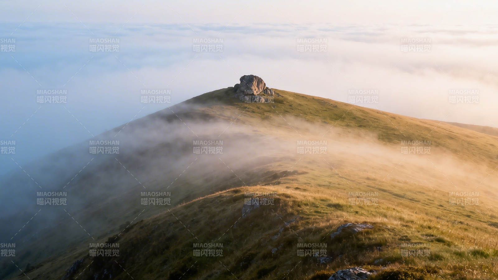云海之上的孤峰晨曦图片