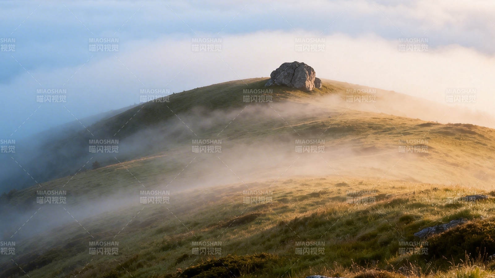 雾绕山巅 晨光初照孤石图片