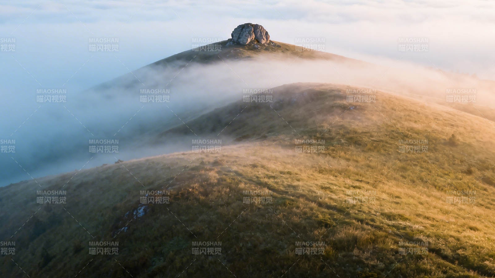 雾绕山巅 孤石静立晨光中图片