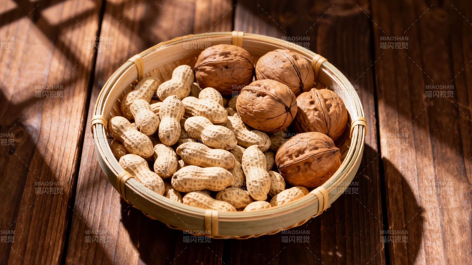 竹篮盛花生核桃 阳光洒落木桌图片