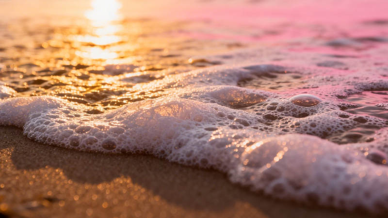 夕阳海浪轻抚沙滩图片