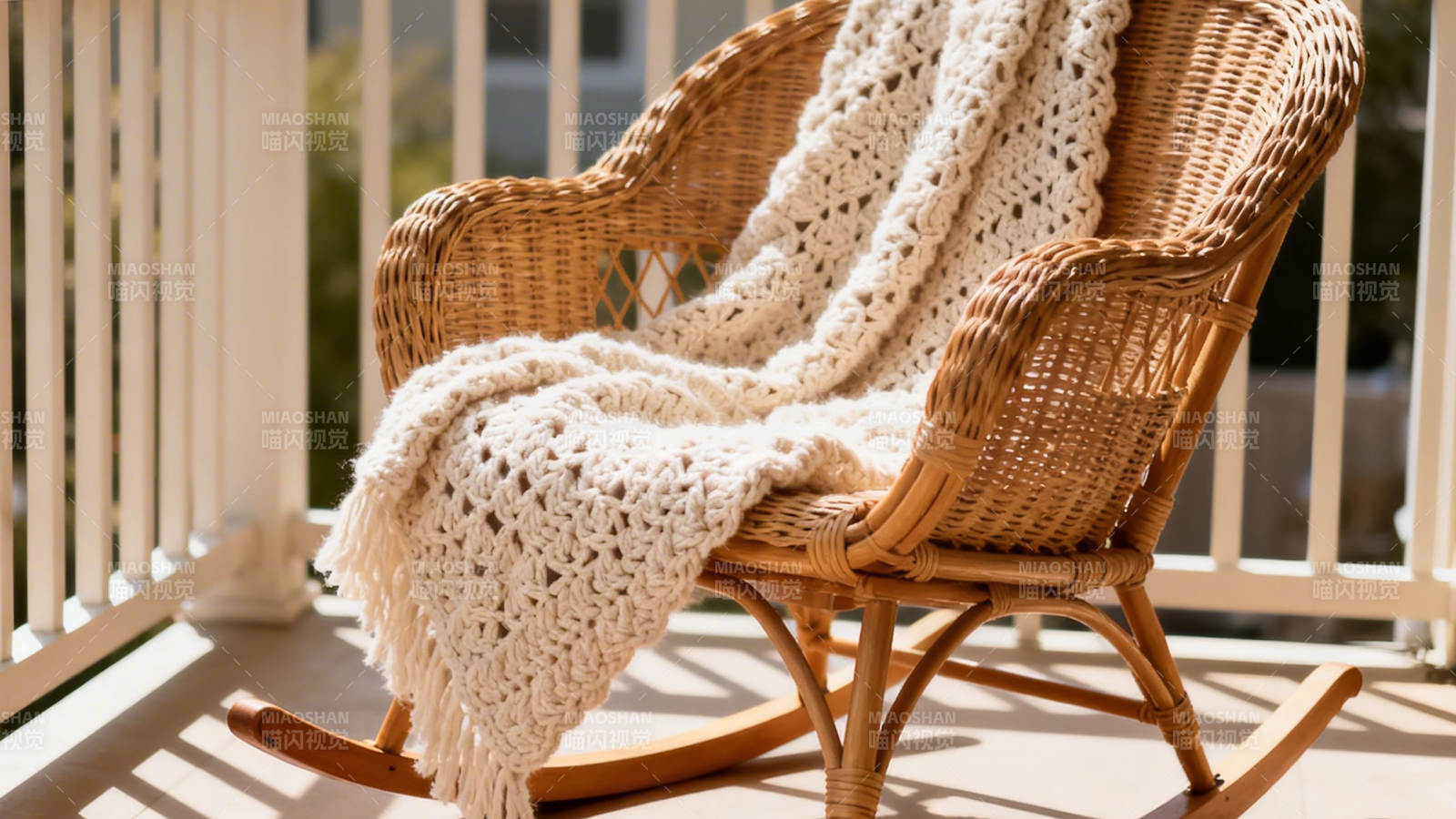 藤椅披毯 阳光静好图片