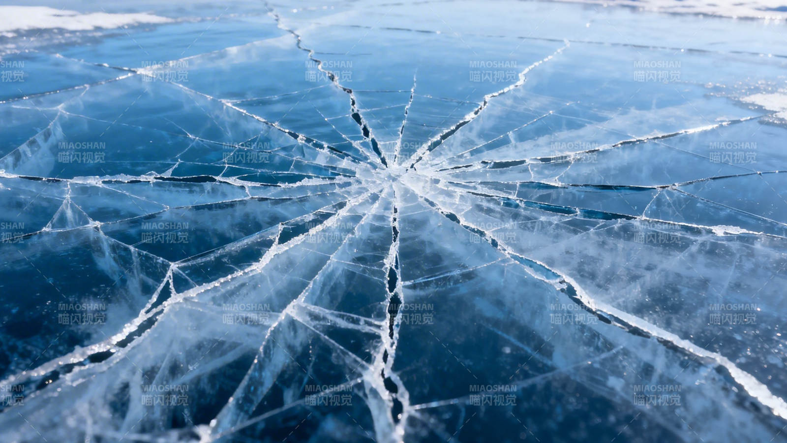 冰面裂纹如蛛网蔓延图片