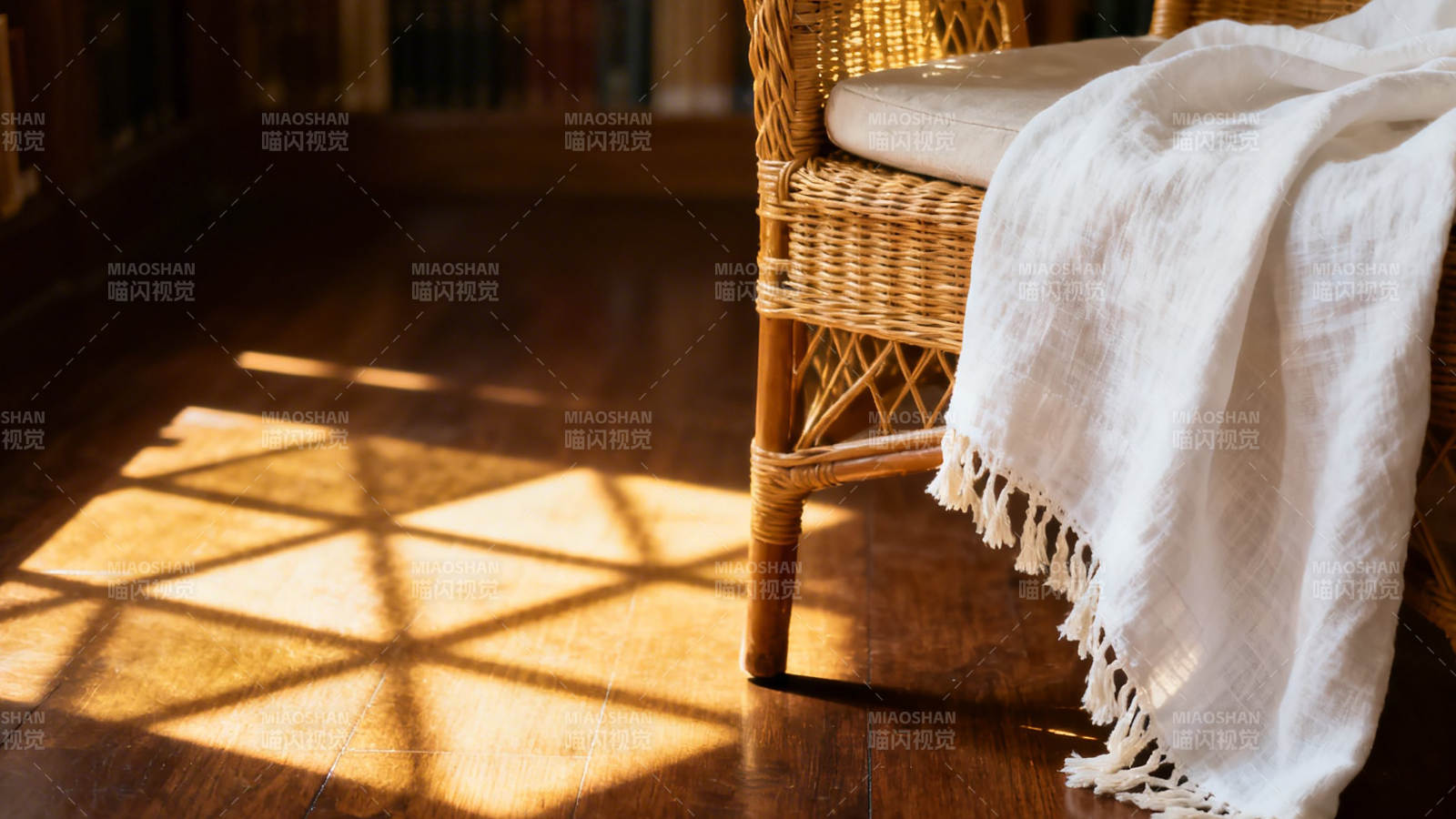 阳光洒落 藤椅静隅图片