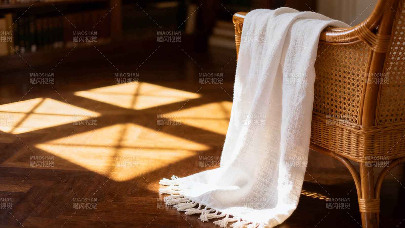 阳光洒落 白巾轻搭藤椅图片