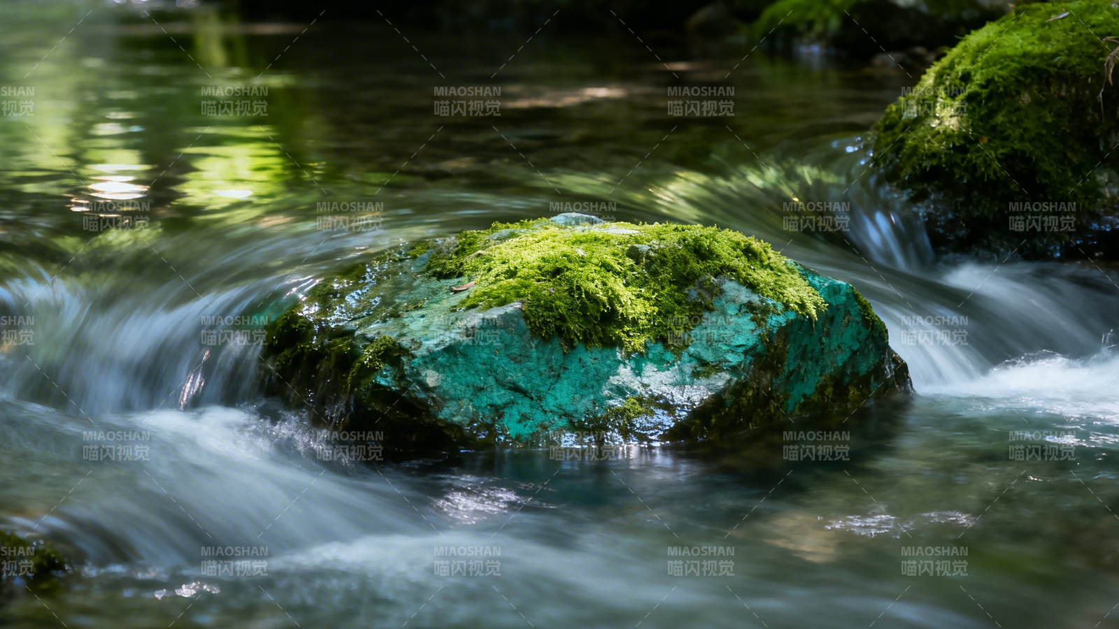 溪石覆苔 流水潺潺图片